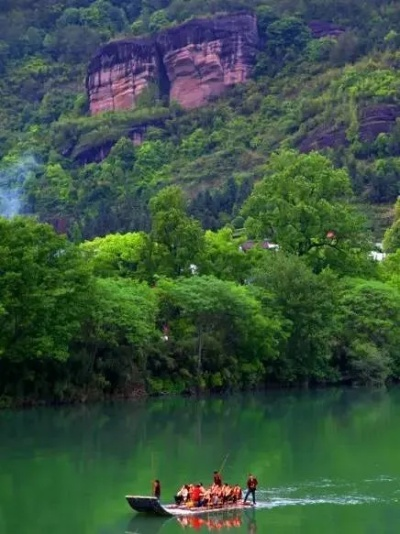 碧血青山：探索自然之美，感受历史深厚，品味身临其境的文化之旅